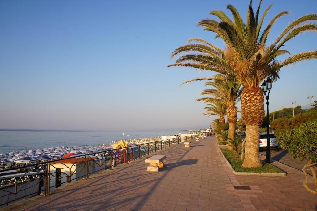 Monolocale Deluxe A 2,7 Km Dal Mare Per 2 Persone Apartment Siderno Luaran gambar